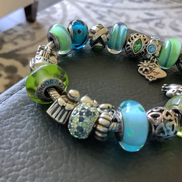 Pandora bracelet with 21 charms - Picture 4 of 6